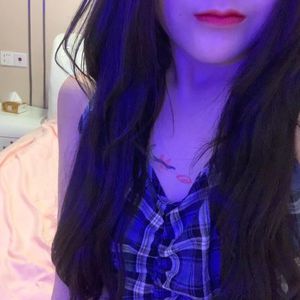 男生用鸡巴戳进女生屁股里面
